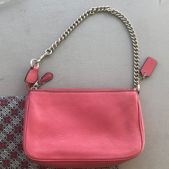 Coach • hot pink -pebbled leather with chain strap - Picture 5 of 8